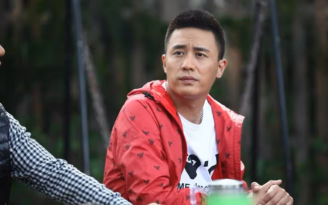 杜淳成女兒奴！在家給愛女塗指甲油戴耳環，網友直呼太寵了