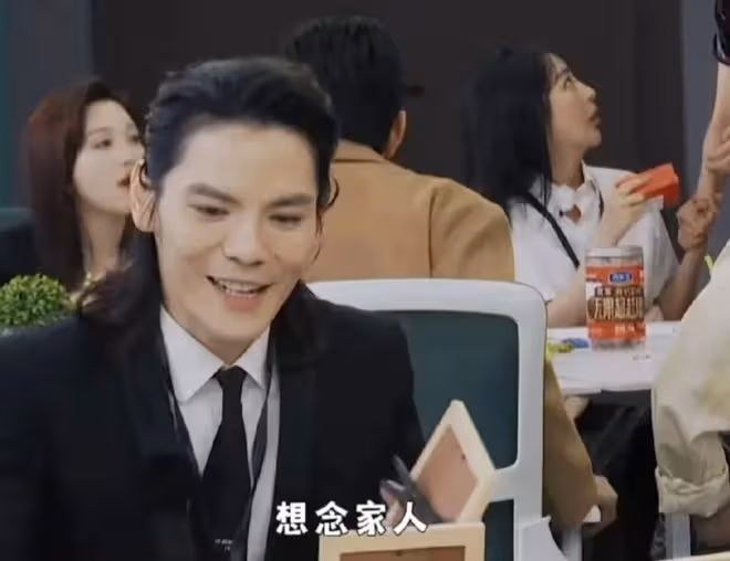 向佐《無限超越班2》帶全家福上班，「立人設」還是「真感情」？