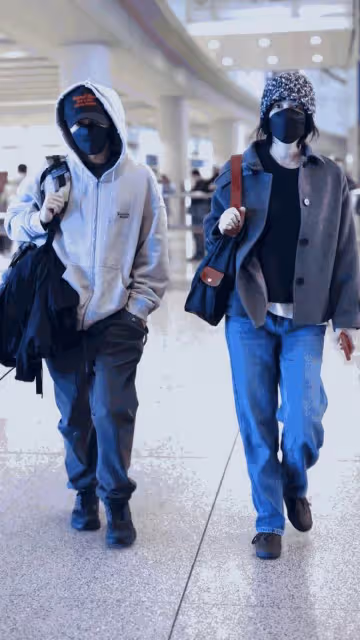 謝霆鋒王菲日本旅行歸來，機場被粉絲遇見，24年愛情長跑甜如初戀