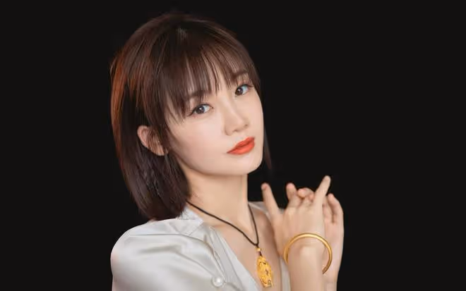 苗苗曬家庭Vlog，畫面中一位中年婦女抱著嬰兒，網友懷疑是三胎