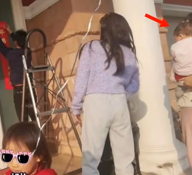 苗苗曬家庭Vlog，畫面中一位中年婦女抱著嬰兒，網友懷疑是三胎
