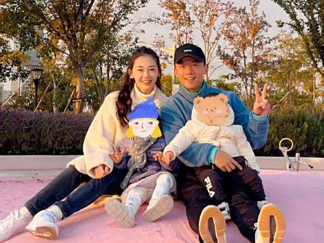 苗苗曬家庭Vlog，畫面中一位中年婦女抱著嬰兒，網友懷疑是三胎