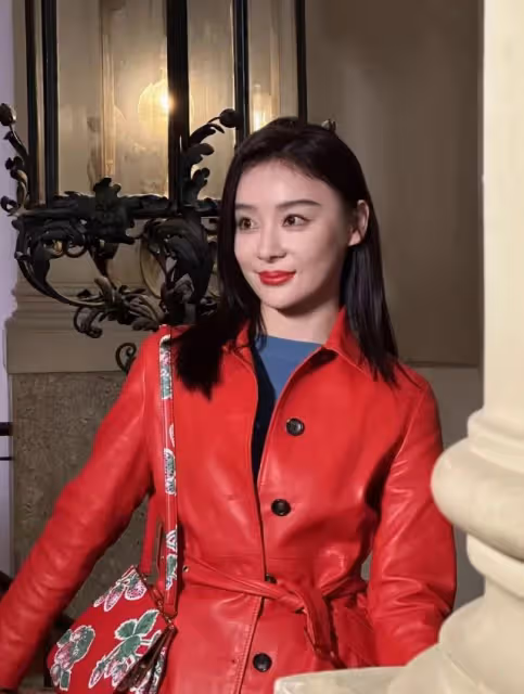 袁姍姍米蘭之行紅色皮衣成焦點，親民互動贏得好評如潮