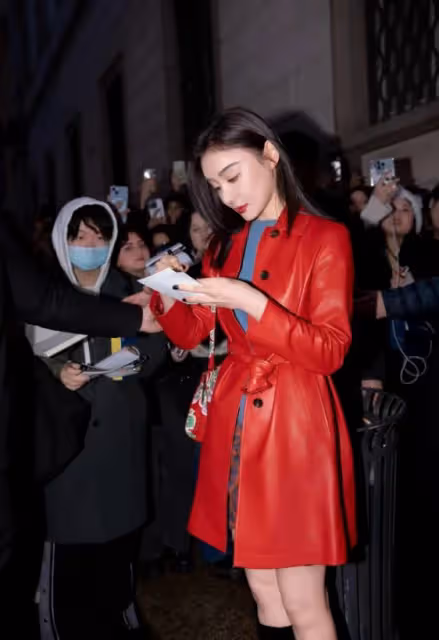 袁姍姍米蘭之行紅色皮衣成焦點，親民互動贏得好評如潮