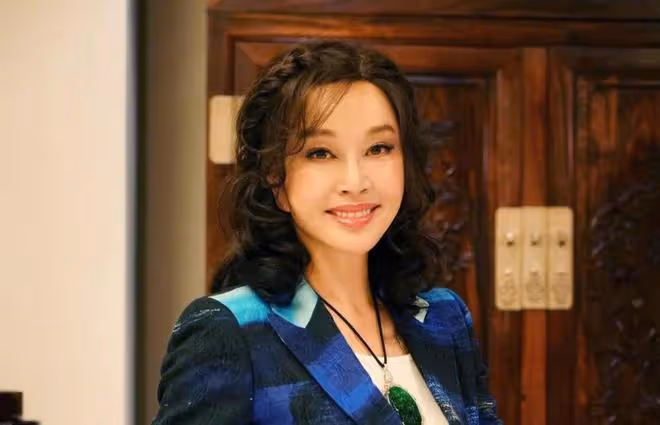 劉曉慶元宵近照曝光，72歲「裝嫩」引熱議，網友：心態不服老！