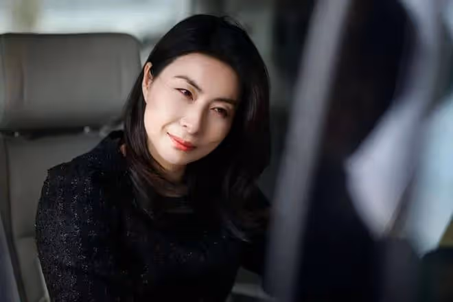 郭晶晶驚艷米蘭秀場：實力女性，襯衫牛仔褲下的別樣魅力！