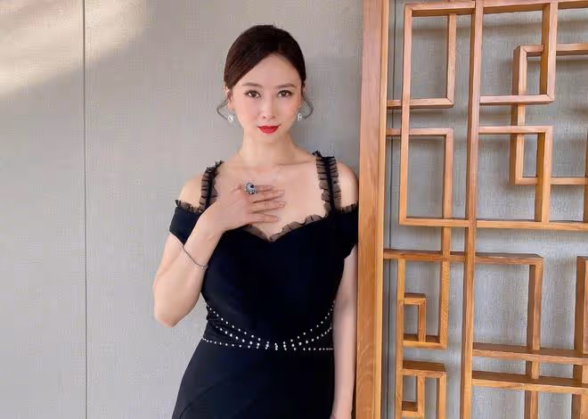 55歲翁虹曬全家福驚艷網友，一家三口都是高顏值，老公年輕如小伙