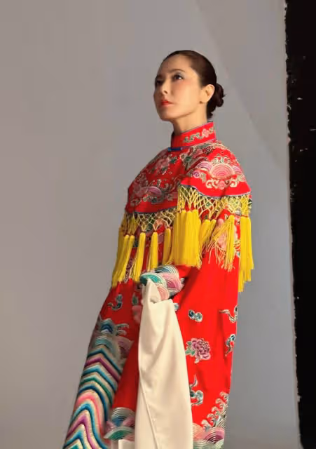曾黎米蘭之行驚艷網友,京劇戲服登封面,元宵美食傳文化!
