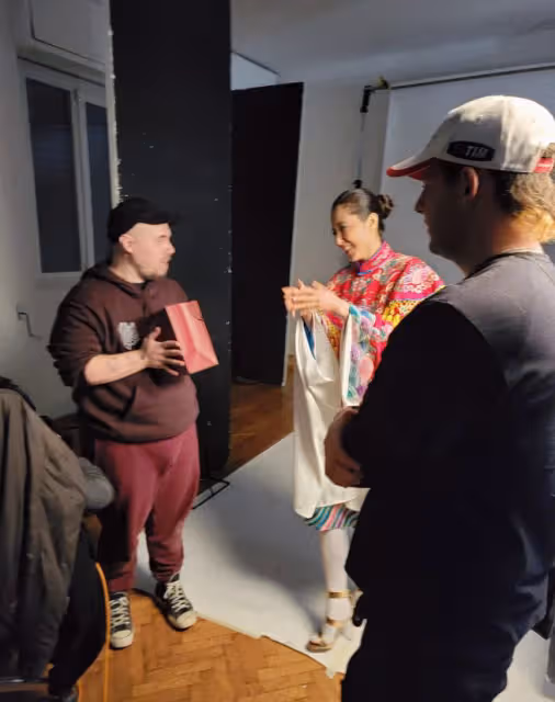 曾黎米蘭之行驚艷網友,京劇戲服登封面,元宵美食傳文化!