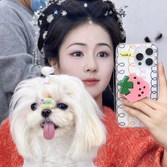 白鹿分享拍攝《白月梵星》日常，曬妝造，可愛狗狗.....治癒美好