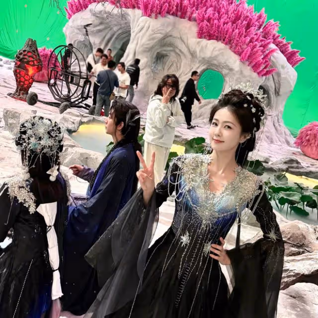 白鹿分享拍攝《白月梵星》日常，曬妝造，可愛狗狗.....治癒美好