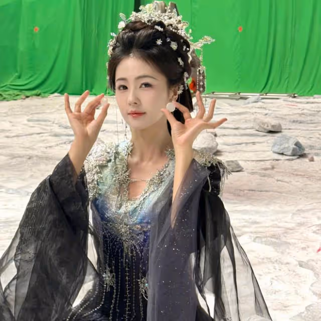 白鹿分享拍攝《白月梵星》日常，曬妝造，可愛狗狗.....治癒美好