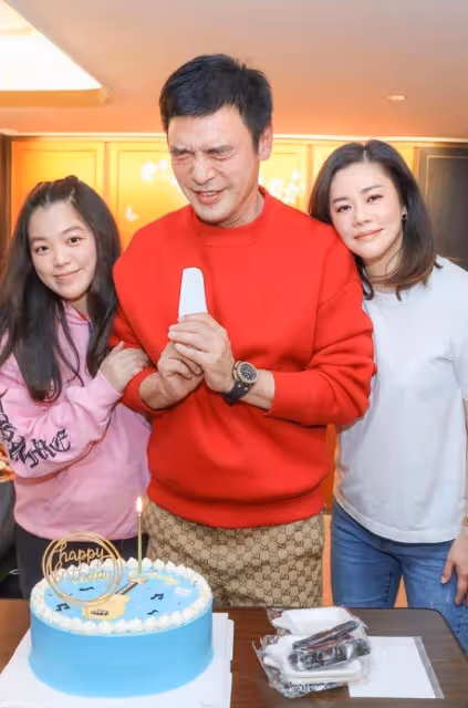 鍾鎮濤慶67歲生日,一頭黑髮好年輕,同框小嬌妻像父女