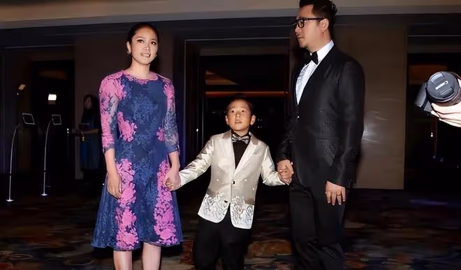 郭濤妻子骨架有點大,但穿緊身裙的氣質可不差,淡妝看著蠻清純