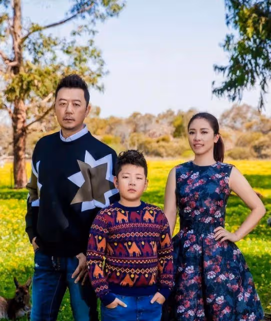 郭濤妻子骨架有點大,但穿緊身裙的氣質可不差,淡妝看著蠻清純