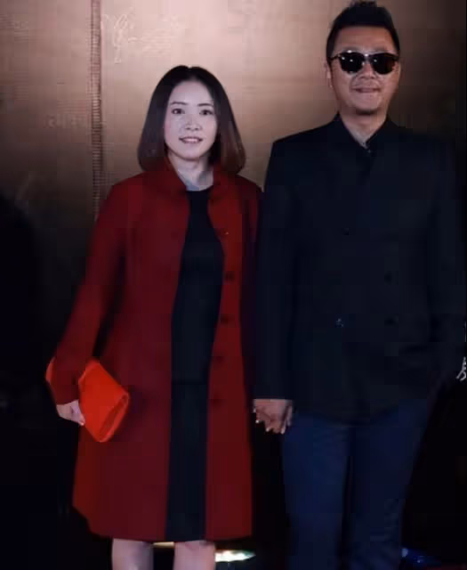 郭濤妻子骨架有點大,但穿緊身裙的氣質可不差,淡妝看著蠻清純