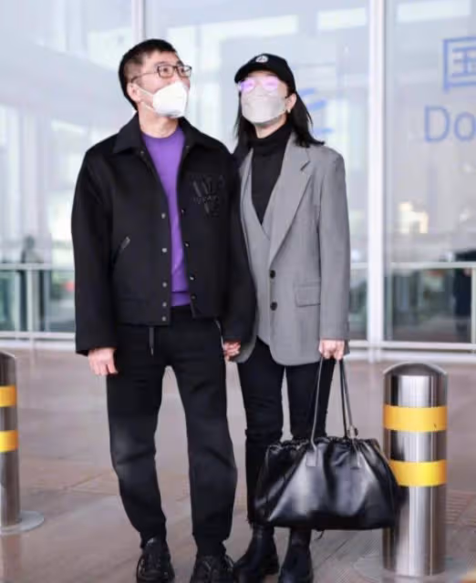 沒離婚!陳數罕見和丈夫走機場好親密,音樂家老公打扮時髦像小伙