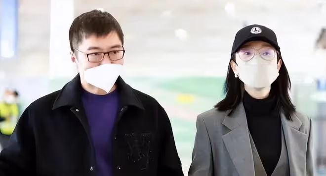 沒離婚!陳數罕見和丈夫走機場好親密,音樂家老公打扮時髦像小伙