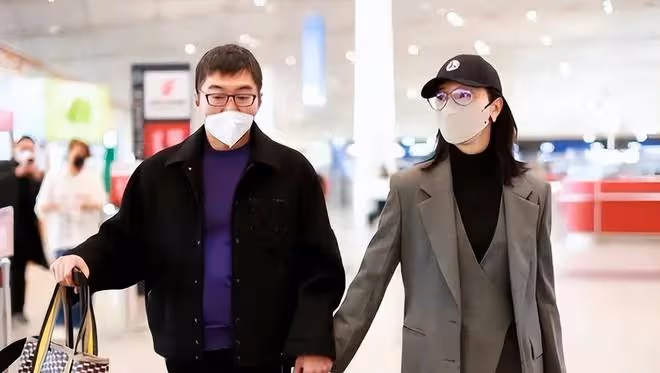 沒離婚!陳數罕見和丈夫走機場好親密,音樂家老公打扮時髦像小伙