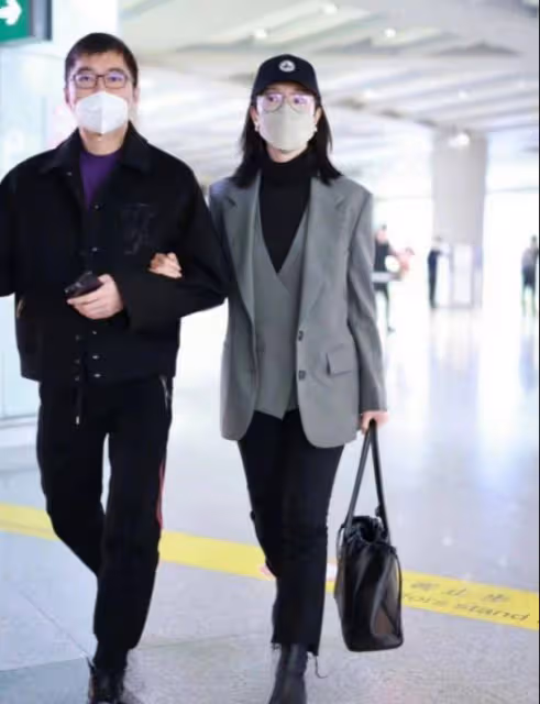 沒離婚!陳數罕見和丈夫走機場好親密,音樂家老公打扮時髦像小伙