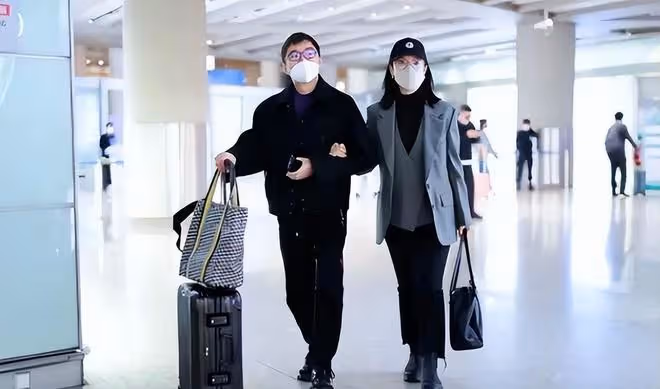 沒離婚!陳數罕見和丈夫走機場好親密,音樂家老公打扮時髦像小伙
