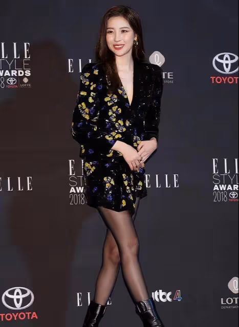 劉嘉玲撞衫小27歲韓國女星,終於明白和氣質相比,年輕真不算優勢