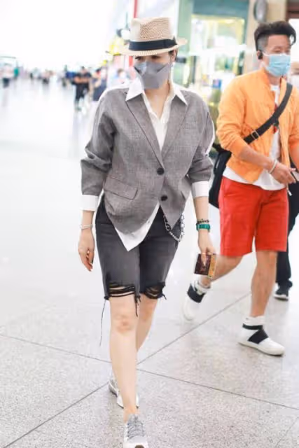 52歲鍾麗緹走機場好任性,內衣穿在T恤外面,看似時髦卻有點過頭