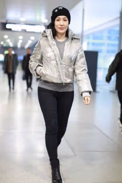 52歲鍾麗緹走機場好任性,內衣穿在T恤外面,看似時髦卻有點過頭