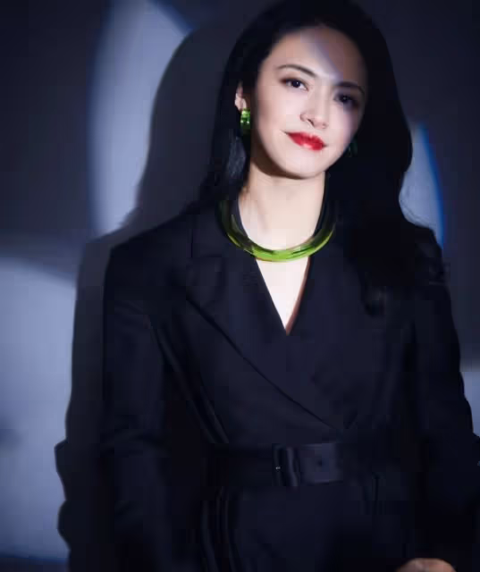 姚晨馬伊琍真是穿衣典範,裙裝褲裝誰更適合中年人,一目了然
