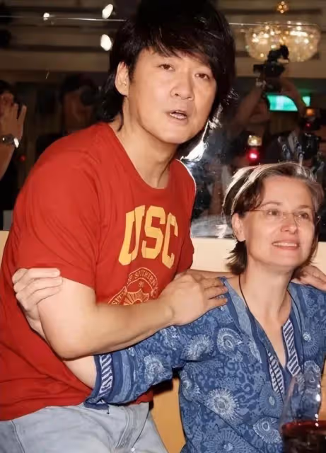 周華健的外籍妻子老的真快!和老公同歲卻滿臉滄桑,但穿衣顯氣質