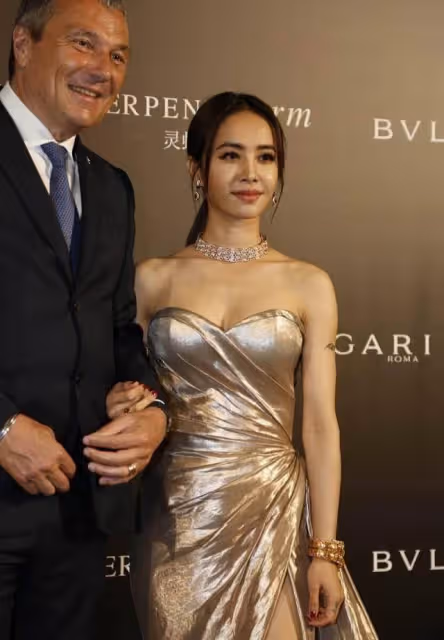 蔡依林穿裙子的眼光挺特別,「液體裙」不僅穿出凹凸感,還很高貴