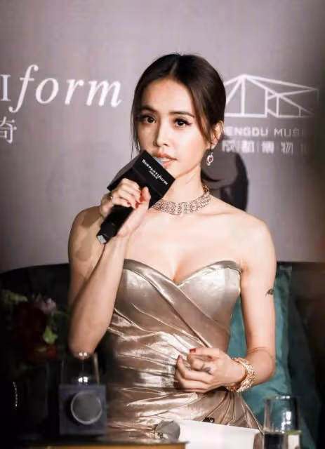 蔡依林穿裙子的眼光挺特別,「液體裙」不僅穿出凹凸感,還很高貴
