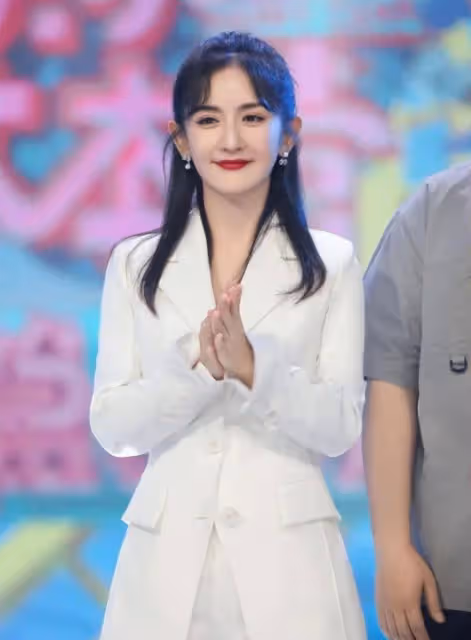 謝娜為了扮嫩挺拼的,當了媽還穿開叉到腿根的裙子,還好衛衣遮羞