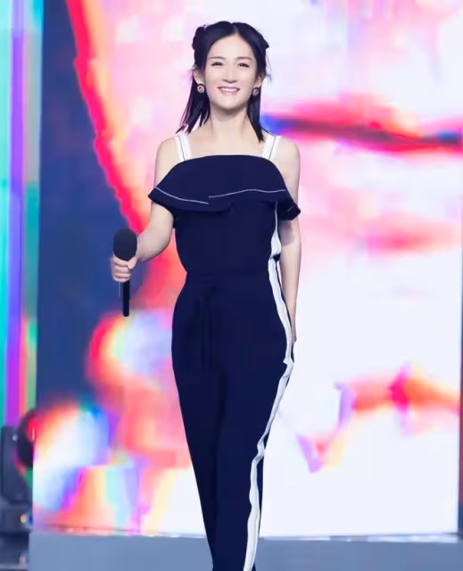 謝娜為了扮嫩挺拼的,當了媽還穿開叉到腿根的裙子,還好衛衣遮羞