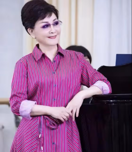 79歲李谷一越活越年輕!穿襯衣很時髦,狀態和趙雅芝相比絲毫不差