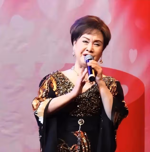 79歲李谷一越活越年輕!穿襯衣很時髦,狀態和趙雅芝相比絲毫不差