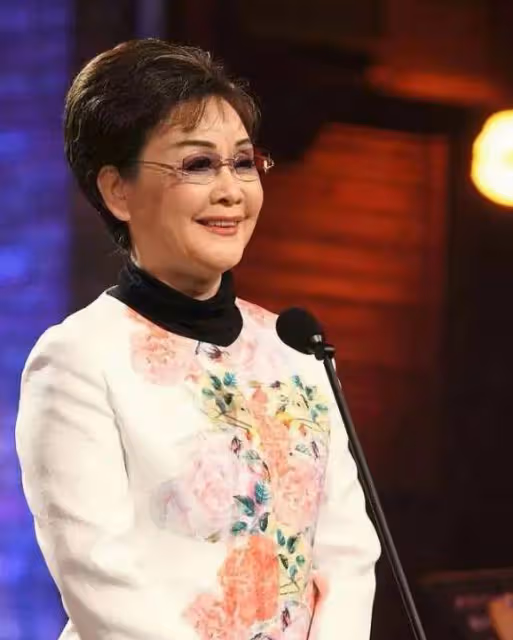 79歲李谷一越活越年輕!穿襯衣很時髦,狀態和趙雅芝相比絲毫不差