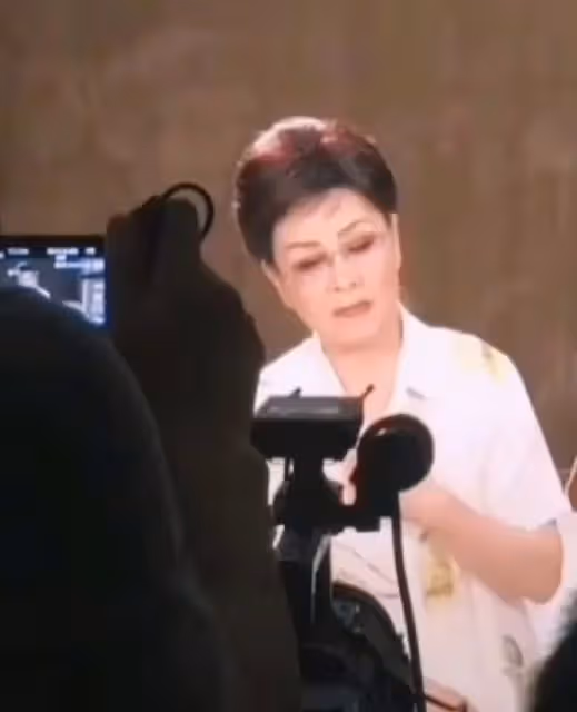 79歲李谷一越活越年輕!穿襯衣很時髦,狀態和趙雅芝相比絲毫不差