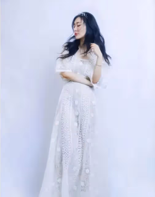 王石小嬌妻真放得開!穿「半透明」裙子都很優雅,氣質不輸女明星