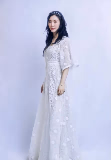 王石小嬌妻真放得開!穿「半透明」裙子都很優雅,氣質不輸女明星