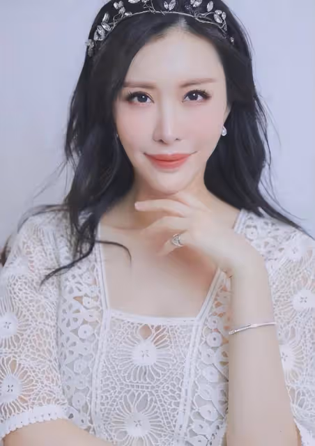 王石小嬌妻真放得開!穿「半透明」裙子都很優雅,氣質不輸女明星
