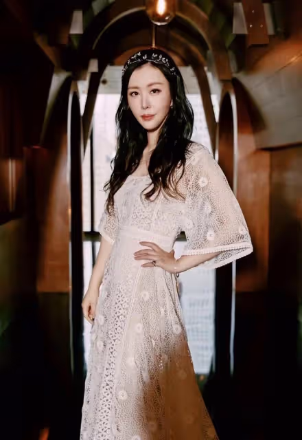 王石小嬌妻真放得開!穿「半透明」裙子都很優雅,氣質不輸女明星