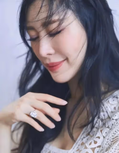 王石小嬌妻真放得開!穿「半透明」裙子都很優雅,氣質不輸女明星