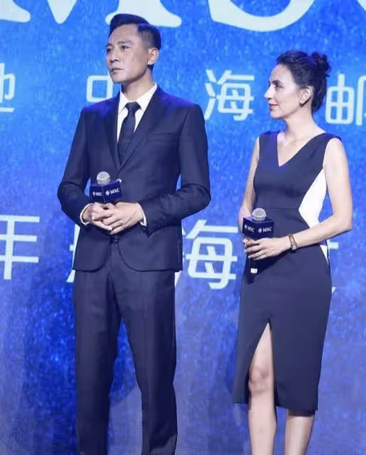 影帝劉燁的法國妻子真不抗老!穿開叉裙很優雅,化濃妝也難掩老態