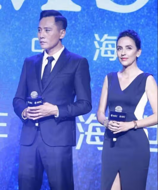 影帝劉燁的法國妻子真不抗老!穿開叉裙很優雅,化濃妝也難掩老態