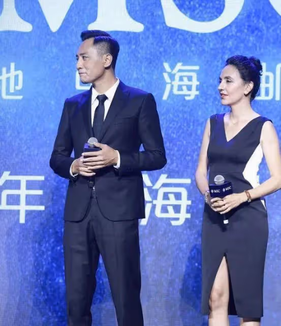 影帝劉燁的法國妻子真不抗老!穿開叉裙很優雅,化濃妝也難掩老態