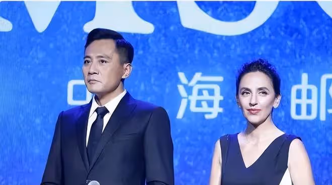 影帝劉燁的法國妻子真不抗老!穿開叉裙很優雅,化濃妝也難掩老態