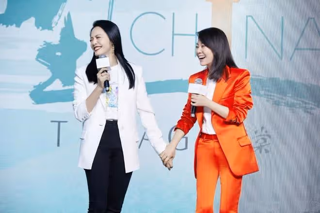 44歲姚晨同框52閆妮,同穿西裝風格大不同,大八歲閆妮贏得太輕鬆