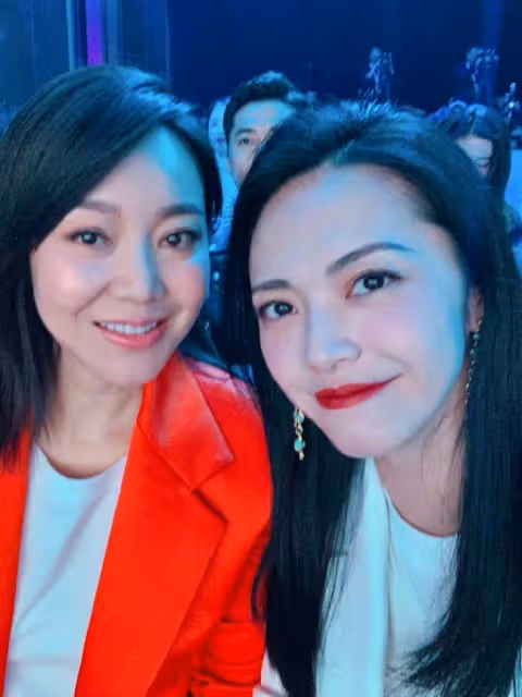 44歲姚晨同框52閆妮,同穿西裝風格大不同,大八歲閆妮贏得太輕鬆