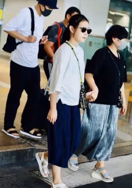 小瀋陽太實在,機場生圖不P就放出來,老婆身材狀態很真實!